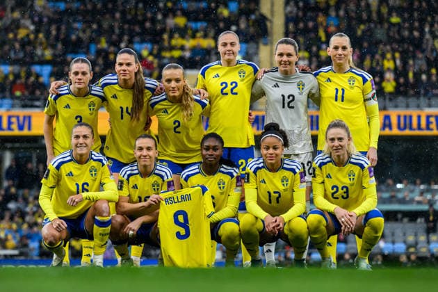 260414 The starting eleven of Sweden with a jersey dedicated to Kosovare Asllani ahead of the FIFA Women s World Cup Qualifier football match between Sweden and Denmark on April 14, 2026 in Gothenburg Photo Mathias Bergeld BILDBYRAN kod MB CS0928 fotboll football soccer fotball vm kval kval fifa womens world cup qualifier qualifier sverige sweden danmark denmark dam bbeng women kvinner  Copyright: MATHIASxBERGELD BB260414MB015
