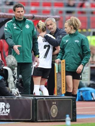 14 04 2026 Soccer womens soccer international match World Cup qualifier qualifying match qualifying match for the 2027 World Cup Germany gg Austria Sportfoto Zink DaMa xdaxmax Christian Wück coach, Germany hugs Giulia Gwinn 7, Germany after substitution substitution change