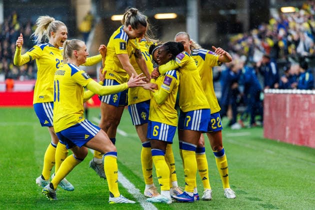 260414 Monica Jusu Bah of Sweden celebrates with teammates after scoring 1 0 during the FIFA Women s World Cup Qualifier football match between Sweden and Denmark on April 14, 2026 in Gothenburg Photo Michael Erichsen BILDBYRAN COP 89 CS0928 fotboll football soccer fotball vm kval kval fifa womens world cup qualifier qualifier sverige sweden danmark denmark dam bbeng women kvinner jubel  Copyright: MICHAELxERICHSEN BB260414MI014