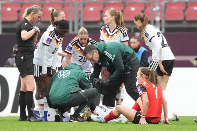 Giulia Gwinn Germany injured herself in a tackle and fell on her shoulder She had to be substituted shortly afterwards Nuremberg 14 04 2026 Germany vs Austria, Max Morlock Stadium, Womens World Cup Qualification