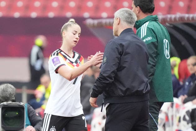 Giulia Gwinn Germany after the substitution with national coach Christian Wück Germany Nuremberg 14 04 2026 Germany vs Austria, Max Morlock Stadium, Womens World Cup Qualification