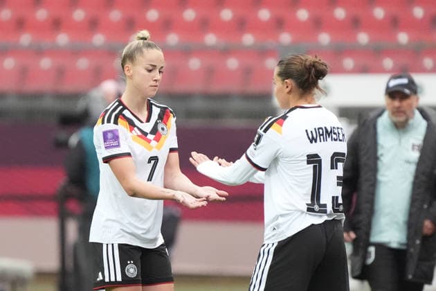 Giulia Gwinn Germany injured herself in a tackle and fell on her shoulder She had to be replaced shortly afterwards by Carlotta Wamser Germany Nuremberg 14 04 2026 Germany vs Austria, Max Morlock Stadium, Womens World Cup Qualification