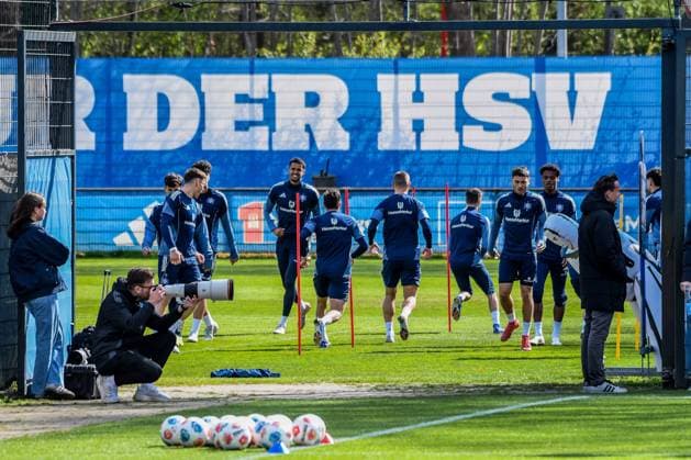 Aufwärmen Glatzel Robert William Mikelbrencis Warmed Omari ( HSV ) Deutschland , Hamburg , Volksparkstadion , Trainingsgelände , Fussball , 1. Bundesliga , Training des Hamburger SV *** Warm-up Glatzel Robert William Mikelbrencis Warmed Omari HSV Germany , Hamburg , Volksparkstadion , Training ground , Football , 1 Bundesliga , Training of Hamburger SV