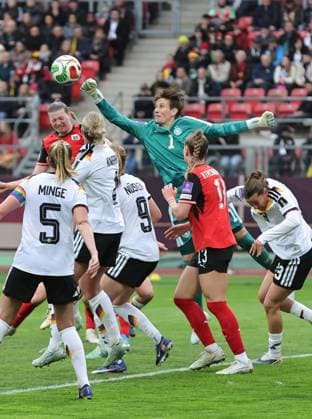 14 04 2026 Soccer womens soccer international World Cup qualifier qualifying match qualifying match for the 2027 World Cup Germany gg Austria Sportfoto Zink DaMa xdaxmax Ann Katrin Berger 1, Germany fists ball away