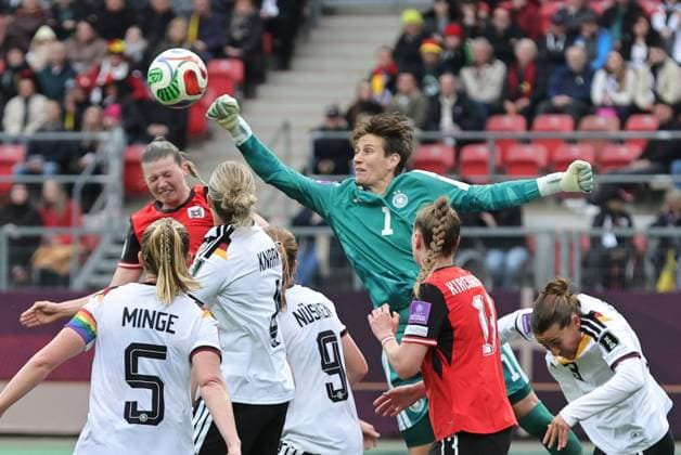14 04 2026 Soccer womens soccer international World Cup qualifier qualifying match qualifying match for the 2027 World Cup Germany gg Austria Sportfoto Zink DaMa xdaxmax Ann Katrin Berger 1, Germany fists ball away