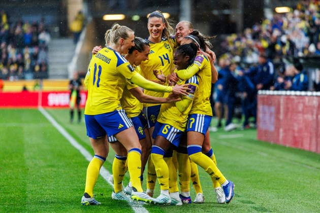 260414 Monica Jusu Bah of Sweden celebrates with teammates after scoring 1 0 during the FIFA Women s World Cup Qualifier football match between Sweden and Denmark on April 14, 2026 in Gothenburg Photo Michael Erichsen BILDBYRAN COP 89 CS0928 fotboll football soccer fotball vm kval kval fifa womens world cup qualifier qualifier sverige sweden danmark denmark dam bbeng women kvinner jubel  Copyright: MICHAELxERICHSEN BB260414MI015