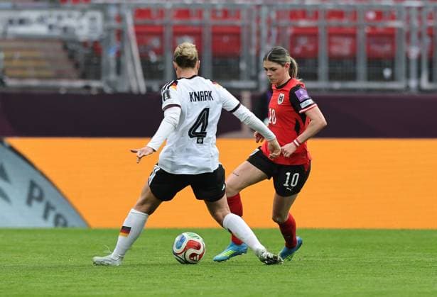 14 04 2026 Soccer womens soccer international World Cup qualifier qualifying match qualifying match for the 2027 World Cup Germany gg Austria Sportfoto Zink DaMa xdaxmax Eileen Campbell 10, Austria with leg shot through the legs gg Rebecca Knaak 4, Germany
