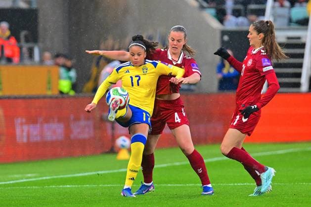 Gamla Ullevi GOTHENBURG, SWEDEN - APRIL 14: Felicia Schroder of Sweden and Emma Farge of Denmark in a battle for the ball during the World Cup 2027 qualifier match between Sweden and Denmark at Gamla Ullevi on April 14, 2026 in Gothenburg, Sweden. (Peter Sonander SPP) Copyright: xPeterxSonander SPPx spp-en-PeSo-20260414_SPP_PeterSonander_5301