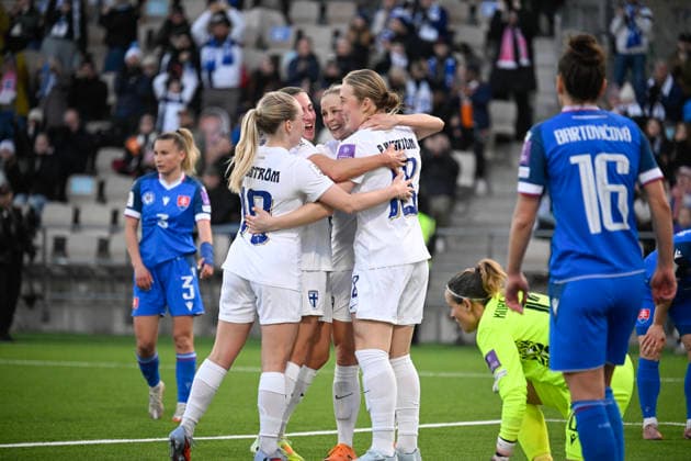 LKS 20260414 Finnish players celebrate the team s third goal by Paulina Nyström (18) during the UEFA Women s football World Cup League B Group B3 qualification match between Finland and Slovakia in Helsinki, Finland on April 14, 2026. - MARKKU ULANDER Helsinki Finland SuAyuPFlhz0  Copyright: xMarkkuxUlanderx SuAyuPFlhz0