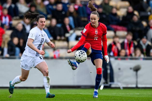 260414 Zala Kustrin of Slovenia and Caroline Graham Hansen of Norway during the FIFA Women s World Cup Qualifier football match between Norway and Slovenia on April 14, 2026 in Lillestrom Photo Vegard Grott BILDBYRAN kod VG VG0919 bbeng fotball soccer football fotboll fifa world cup qualifiers vm kvalifisering kvinner vm kvalik landskamp dam norge norway slovenien slovenia  Copyright: VEGARDxGRoTT BB260414VG024