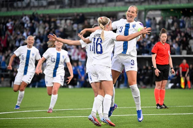 LKS 20260414 Finnish players celebrate the team s fourth goal by captain Eva Nyström (3) during the UEFA Women s football World Cup League B Group B3 qualification match between Finland and Slovakia in Helsinki, Finland on April 14, 2026. - MARKKU ULANDER Helsinki Finland 5XK2BIp9Nj0  Copyright: xMarkkuxUlanderx 5XK2BIp9Nj0