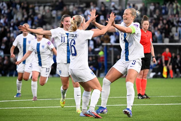 Finnish players celebrate the team s fourth goal by captain Eva Nyström (3) during the UEFA Women s football World Cup League B Group B3 qualification match between Finland and Slovakia in Helsinki, Finland on April 14, 2026. - MARKKU ULANDER Helsinki Finland ApaLqWAl13s  Copyright: xMarkkuxUlanderx ApaLqWAl13s