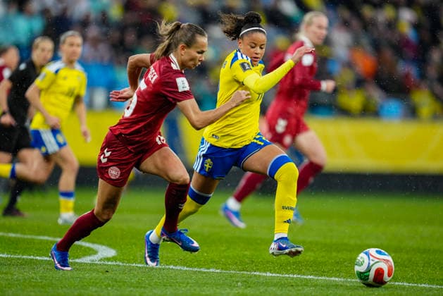GOTHENBURG, SWEDEN 20260414 Denmark s Frederikke Thogersen and Sweden s Felicia Schröder during Tuesday s World Cup qualifying soccer match between Sweden and Denmark at Gamla Ullevi in Gothenburg GÖTEBORG SWEDEN x9200x  Copyright: xBjörnxLarssonxRosvall TTx WORLD CUP QUALIFYING SWEDEN-DENMARK