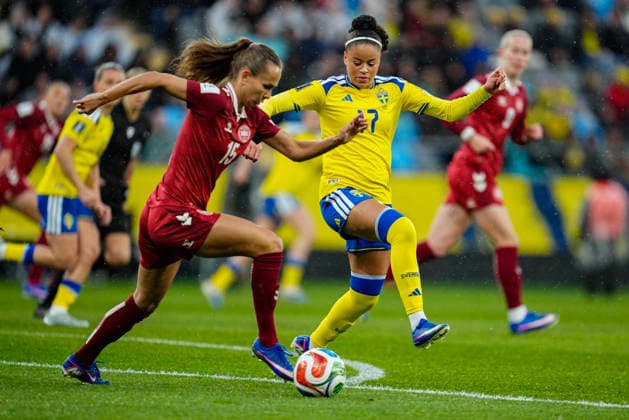 GÖTEBORG, SWEDEN 20260414 Denmarks Frederikke Thogersen and Swedens Felicia Schröder during Tuesdays World Cup qualifying soccer match between Sweden and Denmark at Gamla Ullevi in Gothenburg GÖTEBORG SWEDEN x9200x  Copyright: xBjörnxLarssonxRosvall TTx VM-KVAL SVERIGE-DANMARK