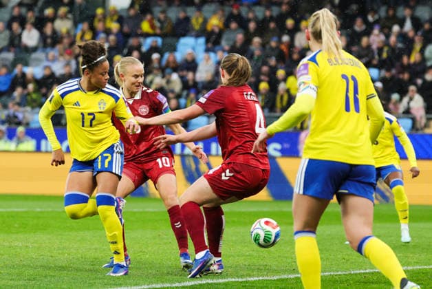 GOTHENBURG, SWEDEN 20260414 Swedens Felicia Schröder scores an assist as she heads the ball past Denmarks Pernille Harder and Emma Skou Faerge to Swedens goal scorer Monica Jusu Bah during Tuesdays World Cup qualifying soccer match between Sweden and Denmark at Gamla Ullevi in Gothenburg, Sweden.  Copyright: xAdamxIhse TTx VM-KVAL SVERIGE-DANMARK