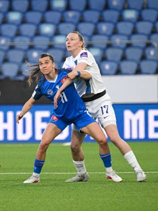LKS 20260414 Patricia Hmirova (L) of Slovakia vies with Sanni Franssi of Finland during the UEFA Women s football World Cup League B Group B3 qualification match between Finland and Slovakia in Helsinki, Finland on April 14, 2026. - MARKKU ULANDER Helsinki Finland U_LUWz7rxts  Copyright: xMarkkuxUlanderx U_LUWz7rxts