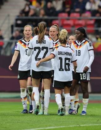 14 04 2026 Soccer womens soccer international World Cup qualifier qualifying match qualifying match for the World Cup 2027 Germany gg Austria Sportfoto Zink DaMa xdaxmax cheering joy goal celebration after goal to 2 0 Vivien Endemann 8, Germany and team team cheers happy goal scorer Vivien Endemann 8, Germany