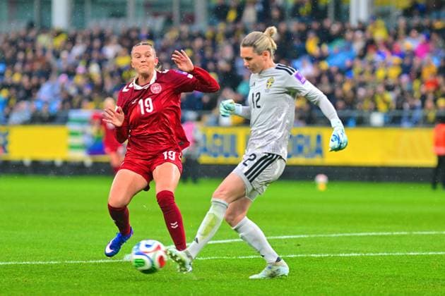 Gamla Ullevi GOTHENBURG, SWEDEN - APRIL 14: Jennifer Falk goalkeeper of Sweden and Cecilie Floe of Denmark in the World Cup 2027 qualifier match between Sweden and Denmark at Gamla Ullevi on April 14, 2026 in Gothenburg, Sweden. (Peter Sonander SPP) Copyright: xx spp-en-PeSo-20260414_SPP_PeterSonander_5470