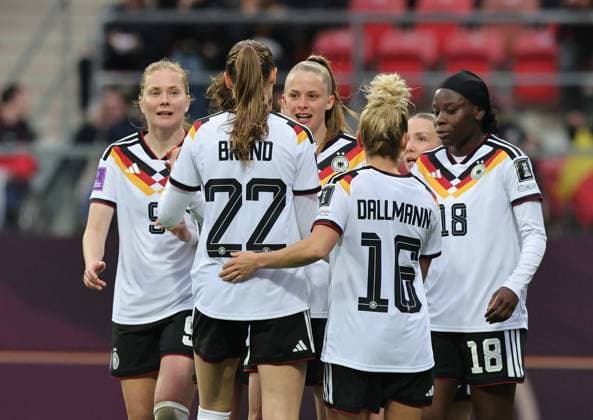 14 04 2026 Soccer womens soccer international World Cup qualifier qualifying match qualifying match for the World Cup 2027 Germany gg Austria Sportfoto Zink DaMa xdaxmax cheering joy goal celebration after goal to 2 0 Vivien Endemann 8, Germany and team team cheers happy goal scorer Vivien Endemann 8, Germany