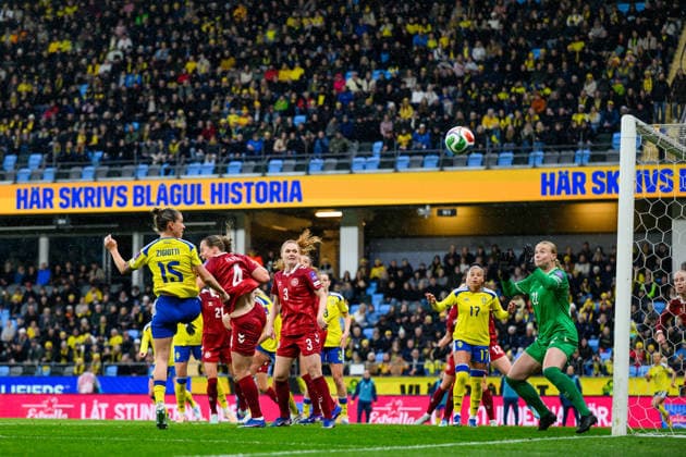 260414 Julia Zigiotti Olme of Sweden and Emma Faerge, Stine Ballisager Pedersen and goalkeeper Freja Thisgaard of Denmark during the FIFA Women s World Cup Qualifier football match between Sweden and Denmark on April 14, 2026 in Gothenburg Photo Mathias Bergeld BILDBYRAN kod MB CS0928 fotboll football soccer fotball vm kval kval fifa womens world cup qualifier qualifier sverige sweden danmark denmark dam bbeng women kvinner  Copyright: MATHIASxBERGELD BB260414MB027