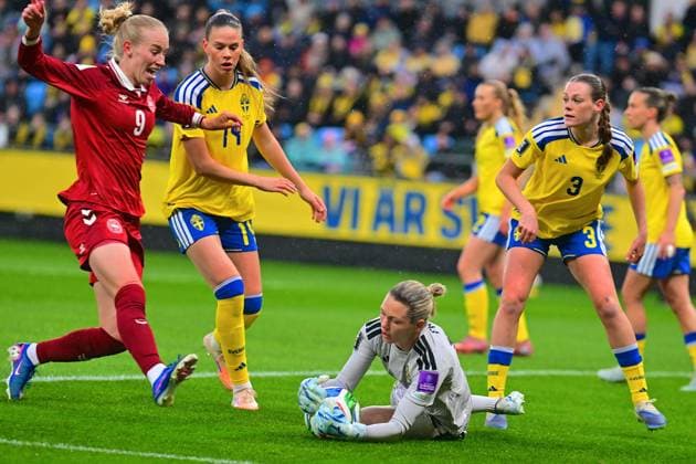 Gamla Ullevi GOTHENBURG, SWEDEN - APRIL 14: Jennifer Falk goalkeeper of Sweden , Sofia Reidy of Sweden, Bella Andersson of Sweden and Amalie Vangsgaard of Denmark during the World Cup 2027 qualifier match between Sweden and Denmark at Gamla Ullevi on April 14, 2026 in Gothenburg, Sweden. (Peter Sonander SPP) Copyright: xx spp-en-PeSo-20260414_SPP_PeterSonander_5435