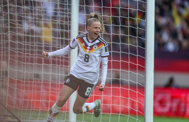 GER, Nürnberg, Deutschland vs Österreich, Länderspiel, Fussball, FIFA, Spielzeit 2026 2027, WM-Qualifikation, Max-Morlock-Stadion, 3. Spieltag im Bild: Vivien Endemann (Deutschland Frauen 8), Tor, Jubel und Freude, Emotionen, 2:0 DFB DFL REGULATIONS PROHIBIT ANY USE OF PHOTOGRAPHS AS IMAGE SEQUENCES AND OR QUASI-VIDEO, 14.04.2026 *** GER, Nuremberg, Germany vs. Austria, international match, football, FIFA, 2026 2027 season, World Cup qualification, Max Morlock Stadium, 3 matchday in picture Vivien Endemann Germany Women 8 , goal, jubilation and joy, emotions, 2 0 DFB DFL REGULATIONS PROHIBIT ANY USE OF PHOTOGRAPHS AS IMAGE SEQUENCES AND OR QUASI VIDEO, 14 04 2026 Copyright: HMBxMedia HendrikxHamelau