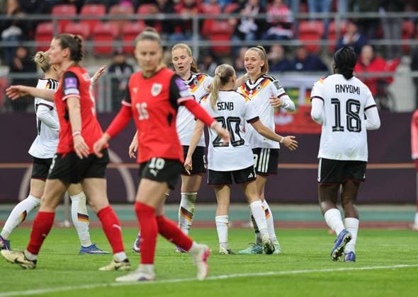 14 04 2026 Soccer womens soccer international World Cup qualifier qualifying match qualifying match for the World Cup 2027 Germany gg Austria Sportfoto Zink DaMa xdaxmax jubilation joy goal celebration after goal to 2 0 Vivien Endemann 8, Germany and team team cheers happy goal scorer Vivien Endemann 8, Germany