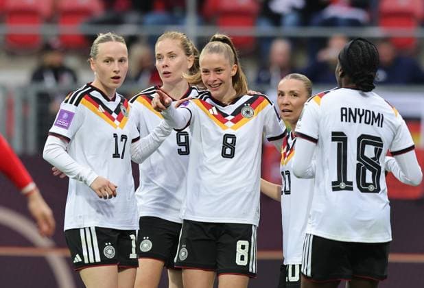 14 04 2026 Soccer womens soccer international World Cup qualifier qualifying match qualifying match for the World Cup 2027 Germany gg Austria Sportfoto Zink DaMa xdaxmax jubilation joy goal celebration after goal to 2 0 Vivien Endemann 8, Germany and team team cheers happy goal scorer Vivien Endemann 8, Germany
