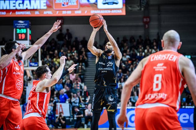 easycredit BBL Basketball Bundesliga 2025 2026 Catch-up match 23 Matchday 14 04 2026 Science City Jena vs Basketball Löwen Braunschweig Kajami Keane Kaza Braunschweig throwing against Jack Pagenkopf and Alexander Herrera Jena Sparkassen Arena