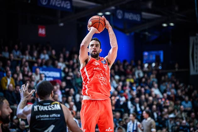 easycredit BBL Basketball Bundesliga 2025 2026 Catch-up match 23 Matchday 14 04 2026 Science City Jena vs Basketball Löwen Braunschweig Alexander Herrera Jena at the throw Sparkassen Arena