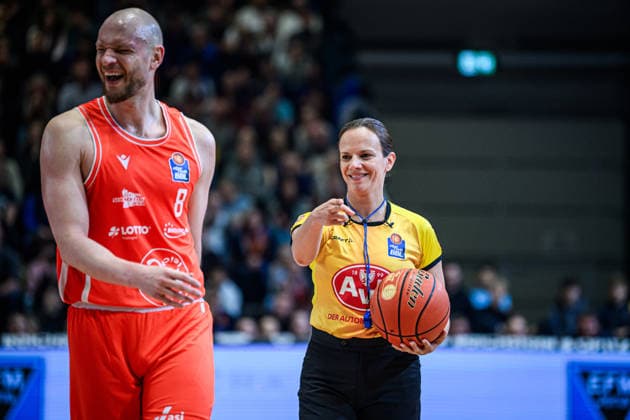 easycredit BBL Basketball Bundesliga 2025 2026 Catch-up match 23 Matchday 14 04 2026 Science City Jena vs Basketball Löwen Braunschweig v re Referee Anne Panther with a decision that Robin Christen Jena did not like Sparkassen Arena