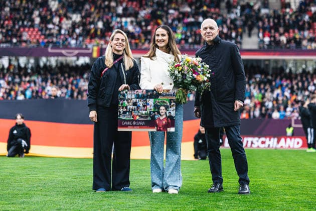 Germany Football World Cup Qualification Europe Women 2026, Matchday 3 Germany vs Austria Max Morlock Stadium Nuremberg Farewell to Sara Däbritz Sara Dabritz by Bernd Neuendorf and Nia Künzer Nia Kunzer Copyright: xAylinxKreutzsteinx