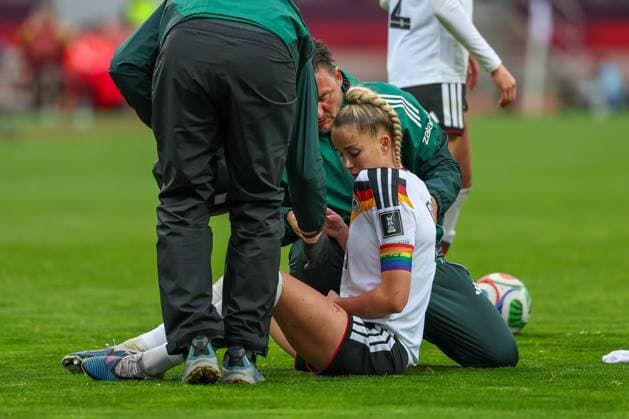 Giulia Gwinn 7 Germany is treated on her shoulder after foul, has to be substituted in the episode, Germany vs Austria, DFB, Football, Women, Womens World Cup Qualification, Group stage, Group D, Matchday 3 of 6, Season 2025 26, 14 04 2026 Nuernberg Bayern Germany Copyright: xkolbert-press MartinxAgüerax
