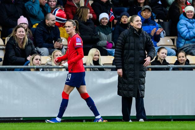 260414 Caroline Graham Hansen and Head coach Gemma Grainger of Norway during the FIFA Women s World Cup Qualifier football match between Norway and Slovenia on April 14, 2026 in Lillestrom Photo Vegard Grott BILDBYRAN kod VG VG0919 bbeng fotball soccer football fotboll fifa world cup qualifiers vm kvalifisering kvinner vm kvalik landskamp dam norge norway slovenien slovenia  Copyright: VEGARDxGRoTT BB260414VG034