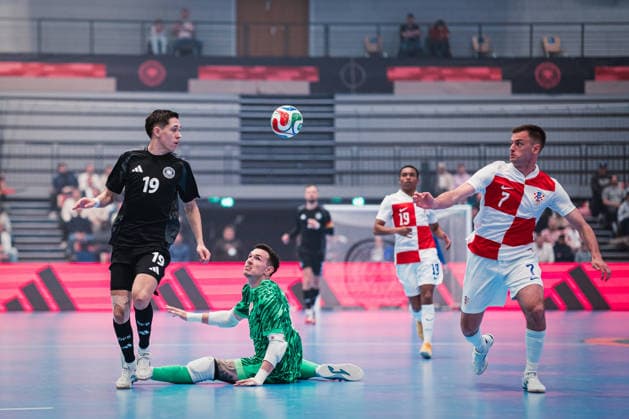 DFB Futsal: Deutschland vs. Kroatien, 14.04.2026 Pedro Strickert (Deutschland, 19) geht an Vinko Rozga (Kroatien, 1) vorbei; DFB Futsal, Länderspiel: Deutschland vs. Kroatien am 14.04.2026 in der Sporthalle Hamburg, Hamburg *** DFB Futsal Germany vs. Croatia, 14 04 2026 Pedro Strickert Germany, 19 goes to Vinko Rozga Croatia, 1 over DFB Futsal, international match Germany vs. Croatia on 14 04 2026 in the Sporthalle Hamburg, Hamburg Copyright: xBEAUTIFULxSPORTS Tonhäuserx