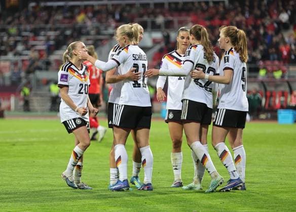 14 04 2026 Soccer womens soccer international World Cup qualifier qualifying match qualifying match for the World Cup 2027 Germany gg Austria Sportfoto Zink DaMa xdaxmax cheering joy goal celebration after goal to 5 1 Lea Schüller Schueller 11, Germany and team team cheers happy goal scorer Lea Schüller Schueller 11, Germany