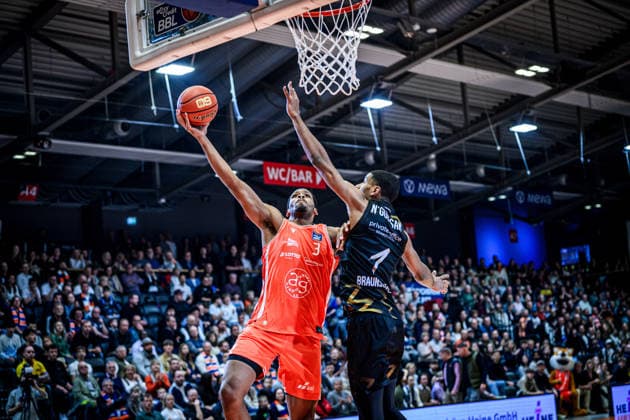 easycredit BBL Basketball Bundesliga 2025 2026 Catch-up match 23 Matchday 14 04 2026 Science City Jena vs Basketball Löwen Braunschweig v li William McNair Jena Korbleger vs David NGuessan Braunschweig Sparkassen Arena