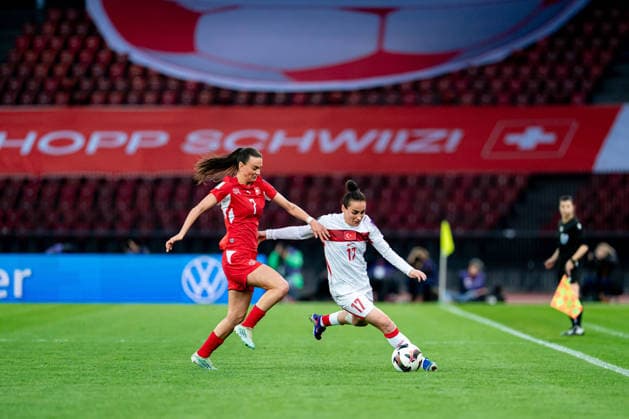ZURICH, SWITZERLAND - APRIL 14: Ilayda Civelek (17 Turkey). right, and Riola Xhemaili (7 Switzerland), left, in action during the UEFA Womens European Qualifiers for 2027 FIFA Womens World Cup match between Switzerland and Turkey at Letzigrund Stadium on April 14, 2026 in Zurich Switzerland. Copyright: xPriscilaxBütlerx xSPPx Sportspressphoto_SPR129210