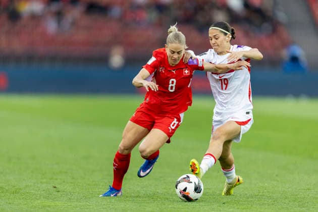 14 04 2026, Zurich, Letzigrund, European Qualifiers Women Switzerland Turkey, Nadine Riesen of Switzerland L battles for the ball with Busem Seker of TurkiÌ‡ye R Zurich Letzigrund Zurich Switzerland Copyright: xJustPictures.ch PascalxKesselmarkx jp-en-PaKe-_62A0119