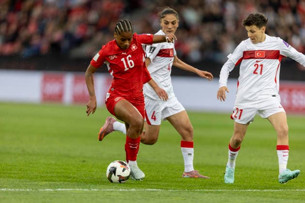 14 04 2026, Zurich, Letzigrund, European Qualifiers Women Switzerland Turkey, Aurelie Csillag of Switzerland L controls the ball under pressure from Eda Karatas of TurkiÌ‡ye and Gulbin Hiz of TurkiÌ‡ye Zurich Letzigrund Zurich Switzerland Copyright: xJustPictures.ch PascalxKesselmarkx jp-en-PaKe-_62A0250