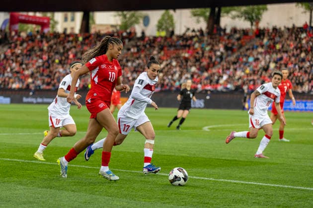 14 04 2026, Zurich, Letzigrund, European Qualifiers Women Switzerland Turkey, Sydney Schertenleib of Switzerland L controls the ball under pressure from Ilayda Civelek of TurkiÌ‡ye R Zurich Letzigrund Zurich Switzerland Copyright: xJustPictures.ch PascalxKesselmarkx jp-en-PaKe-_62B0347