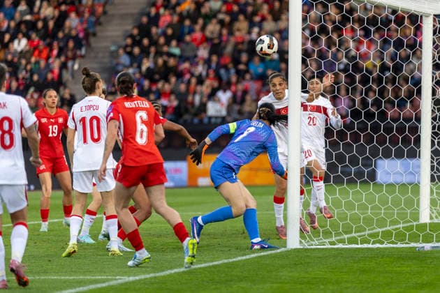 14 04 2026, Zurich, Letzigrund, European Qualifiers Women Switzerland Turkey, Eda Karatas of TurkiÌ‡ye saves the ball on the line Zurich Letzigrund Zurich Switzerland Copyright: xJustPictures.ch PascalxKesselmarkx jp-en-PaKe-_62B0373