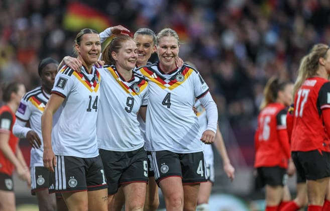 GER, Nürnberg, Deutschland vs Österreich, Länderspiel, Fussball, FIFA, Spielzeit 2026 2027, WM-Qualifikation, Max-Morlock-Stadion, 3. Spieltag im Bild: Sjoeke Nüsken (Deutschland Frauen 9), Tor, Jubel und Freude, Emotionen, 3:0, Larissa Mühlhaus (Deutschland Frauen 15), Rebecca Knaak (Deutschland Frauen 4) DFB DFL REGULATIONS PROHIBIT ANY USE OF PHOTOGRAPHS AS IMAGE SEQUENCES AND OR QUASI-VIDEO, 14.04.2026 *** GER, Nuremberg, Germany vs Austria, international match, football, FIFA, 2026 2027 season, World Cup qualification, Max Morlock Stadium, 3 matchday in picture Sjoeke Nüsken Germany Women 9 , goal, jubilation and joy, emotions, 3 0, Larissa Mühlhaus Germany Women 15 , Rebecca Knaak Germany Women 4 DFB DFL REGULATIONS PROHIBIT ANY USE OF PHOTOGRAPHS AS IMAGE SEQUENCES AND OR QUASI VIDEO, 14 04 2026 Copyright: HMBxMedia HendrikxHamelau