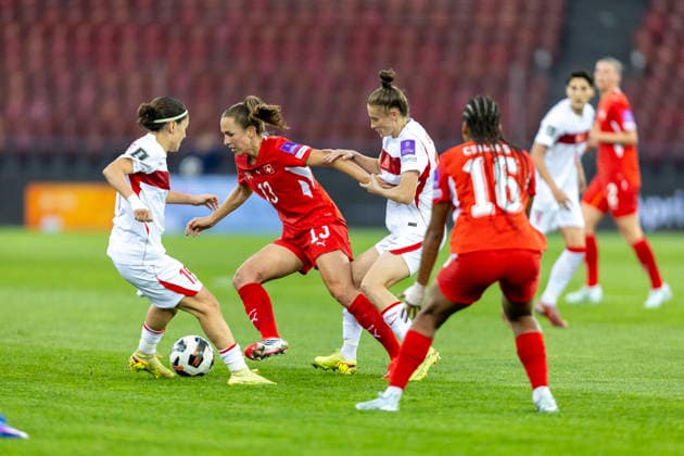14 04 2026, Zurich, Letzigrund, European Qualifiers Women Switzerland Turkey, Lia Walti of Switzerland battles for the ball Zurich Letzigrund Zurich Switzerland Copyright: xJustPictures.ch PascalxKesselmarkx jp-en-PaKe-_62A0376