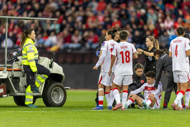 14 04 2026, Zurich, Letzigrund, European Qualifiers Women Switzerland Turkey, Gulbin Hiz of TurkiÌ‡ye lies injured on the ground Zurich Letzigrund Zurich Switzerland Copyright: xJustPictures.ch PascalxKesselmarkx jp-en-PaKe-_62A0387