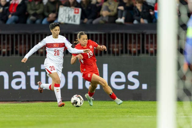 14 04 2026, Zurich, Letzigrund, European Qualifiers Women Switzerland Turkey, Iman Beney of Switzerland R battles for the ball with Elif Keskin of TurkiÌ‡ye L Zurich Letzigrund Zurich Switzerland Copyright: xJustPictures.ch PascalxKesselmarkx jp-en-PaKe-_62A0542