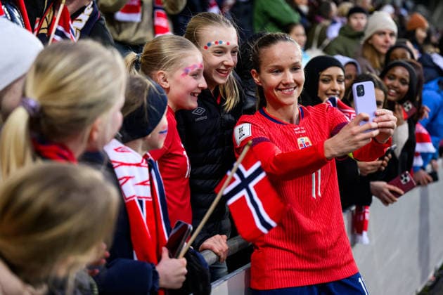 260414 Guro Reiten of Norway with fans after the FIFA Women s World Cup Qualifier football match between Norway and Slovenia on April 14, 2026 in Lillestrom Photo Marius Simensen BILDBYRAN COP 238 VG0919 bbeng fotball soccer football fotboll fifa world cup qualifiers vm kvalifisering kvinner vm kvalik landskamp dam norge norway slovenien slovenia publik jubel  Copyright: MARIUSxSIMENSEN BB260414BB650