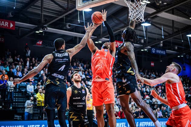 easycredit BBL Basketball Bundesliga 2025 2026 Catch-up game 23 Matchday 14 04 2026 Science City Jena vs Basketball Löwen Braunschweig William McNair Jena with a heavy basket shot against left David NGuessan Braunschweig Sparkassen Arena
