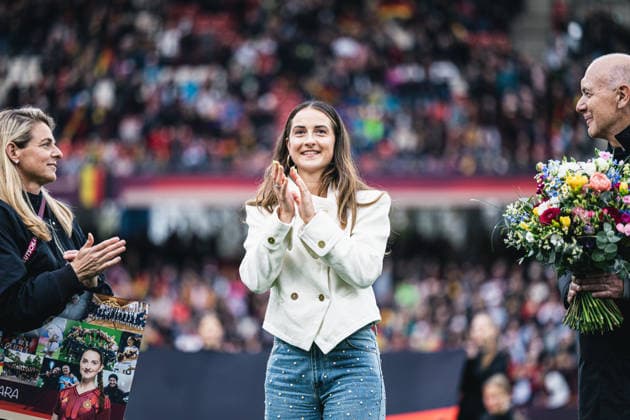 Germany Football World Cup Qualification Europe Women 2026, Matchday 3 Germany vs Austria Max Morlock Stadium Nuremberg Farewell to Sara Däbritz Sara Dabritz by Bernd Neuendorf and Nia Künzer Nia Kunzer Copyright: xAylinxKreutzsteinx