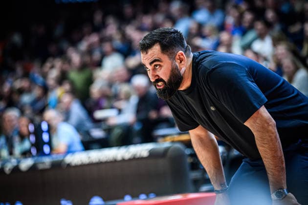easycredit BBL Basketball Bundesliga 2025 2026 Catch-up match 23 Matchday 14 04 2026 Science City Jena vs Basketball Löwen Braunschweig Braunschweig coach Ramon Diaz Sanchez highly concentrated on the sideline, Portrait Sparkassen Arena